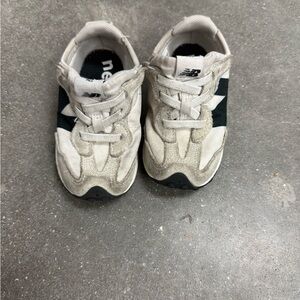 New Balance 327 Kids' white and Black Sneakers